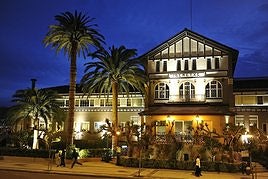 Varios establecimientos ofrecen la posibilidad a sus clientes de alojarse en habitaciones con vistas al mar.