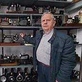 Luis de Pedro atesora en Gernika una de las colecciones de máquinas de coser más importantes del mundo.