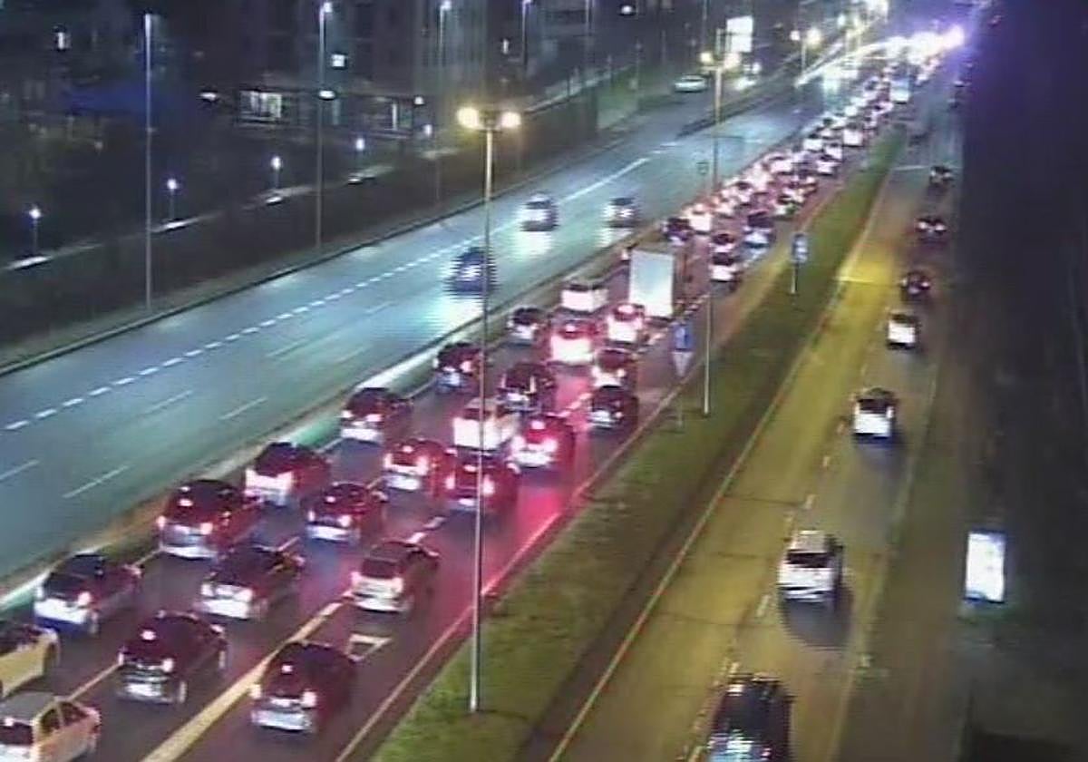 Casi dos horas de retenciones por dos accidentes en La Avanzada y el Txorierri