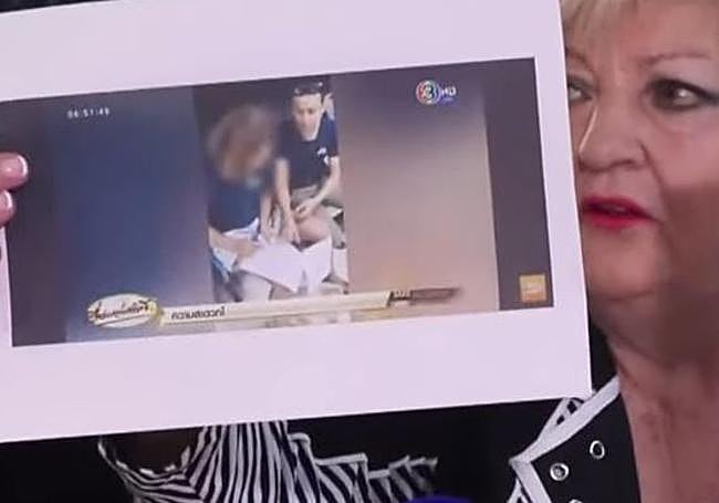 Daniel Snacho firmando los documentos de sus declaración.