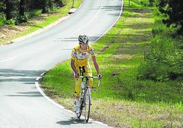 Un ciclista recorre la carretera que sube a Paresi.