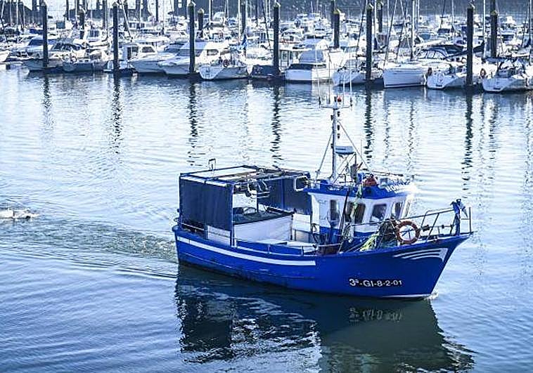 El 'Rokillo' hace una demostración del funcionamiento de la red en el puerto de Santurtzi, donde no ha habido rastro de pellets.