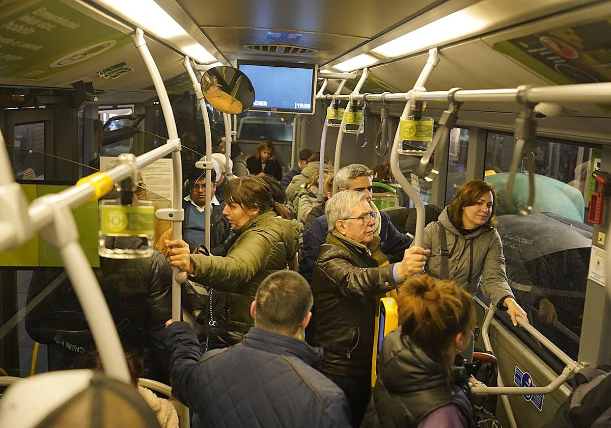 Usuarios en un autobús de Tuvisa.