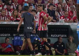 Yeray se retira del campo tras sufrir un fuerte golpe en el duelo ante el Almería del 6 de octubre.