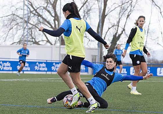Dos albiazules, durante un entrenamiento.