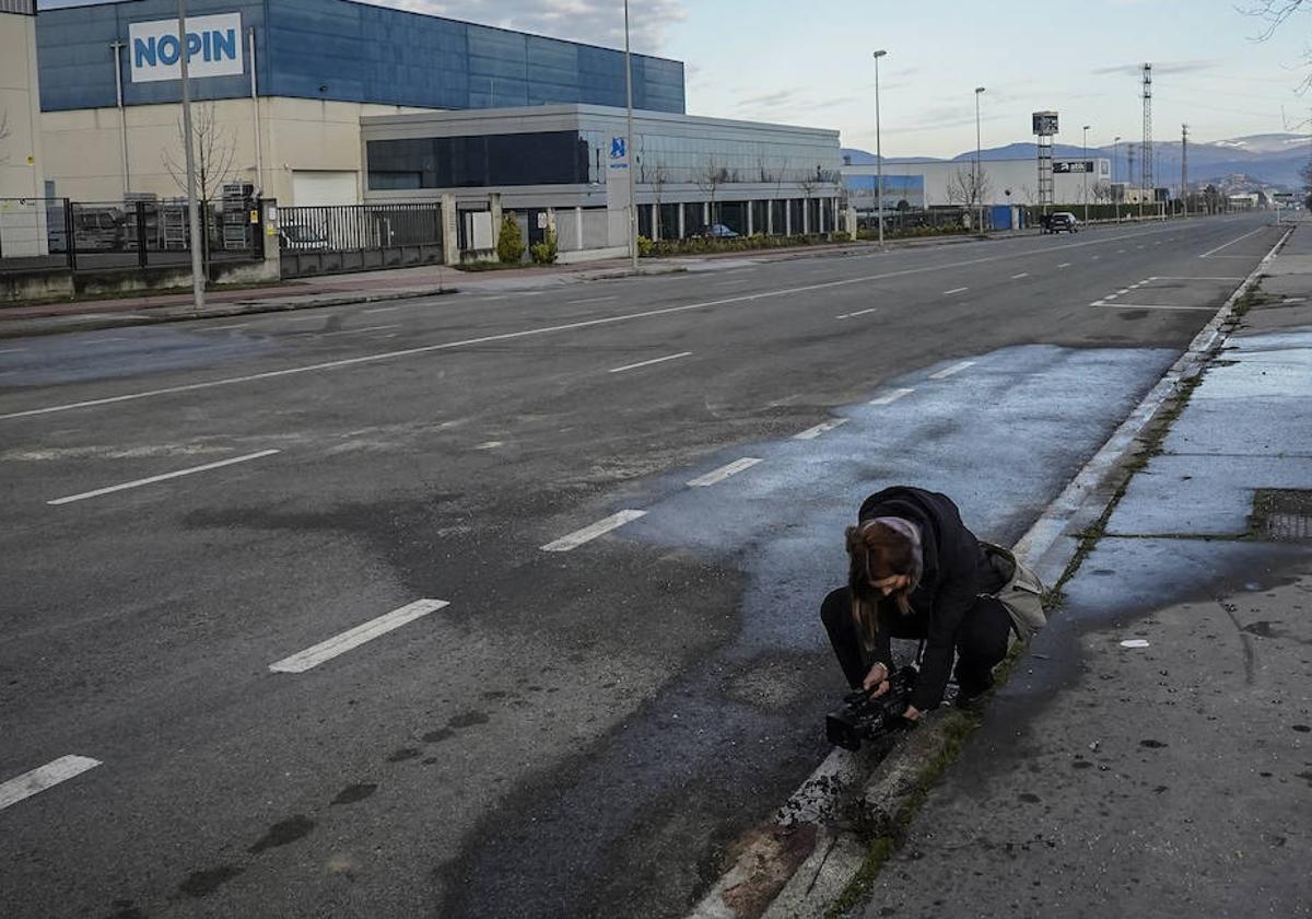 Una cámara toma planos en el lugar del accidente, en el polígono vitoriano de Júndiz.