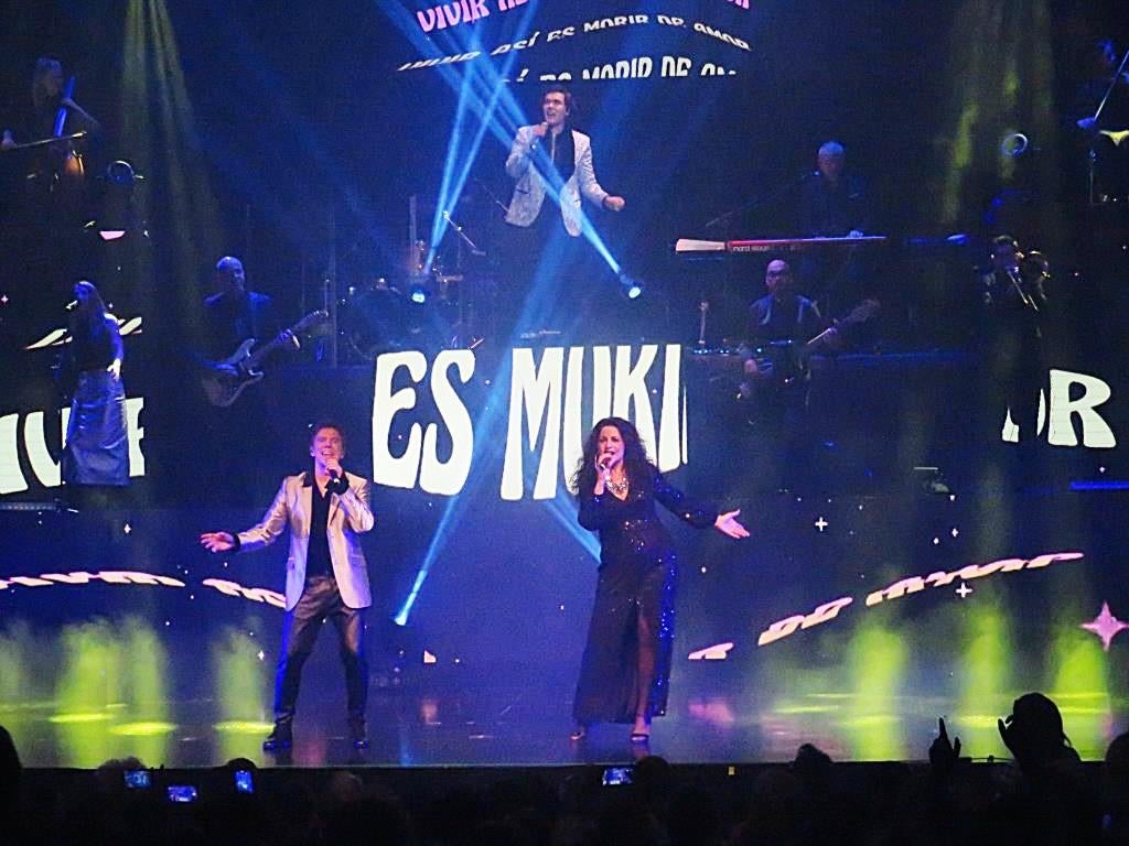 En el bis con 'Vivir así es morir de amor'.