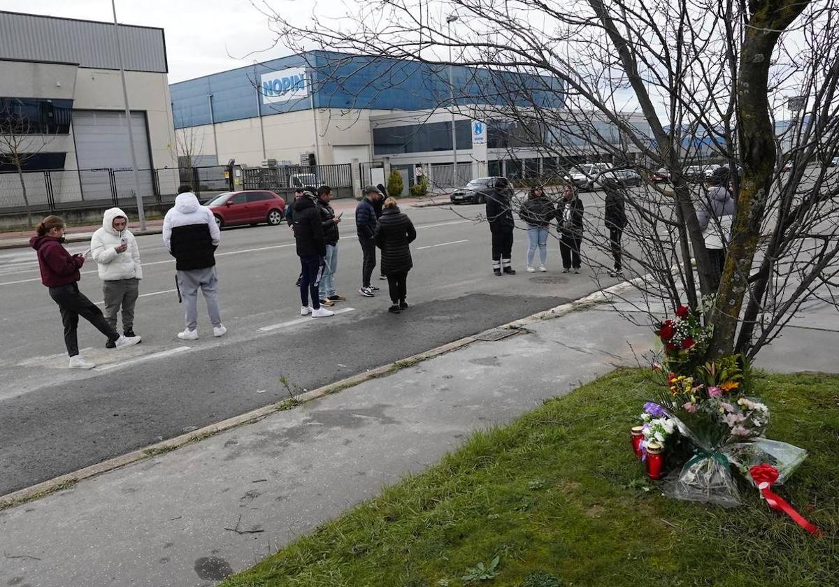 Varios jóvenes han depositado flores en el lugar del trágico accidente.