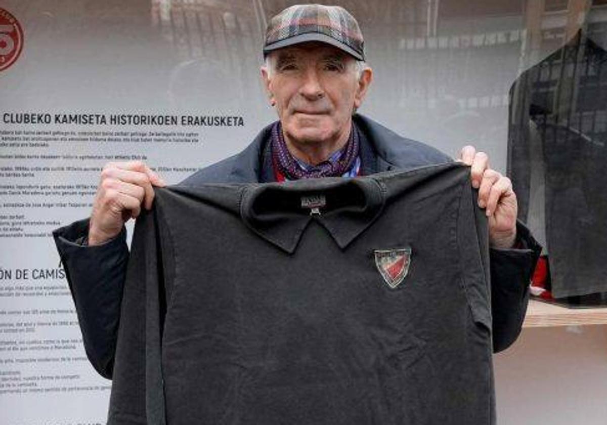 El Txopo Iribar posando con su mítica camiseta por su 80 cumpleaños.