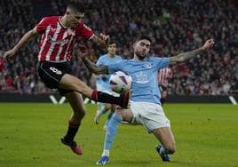 Unai Nuñez pugna por el balón con un jugador del Sevilla.