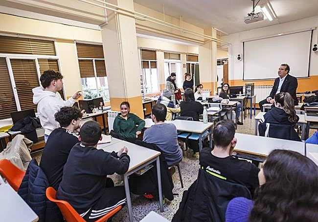 Urresti comparte ideas con algunos de los estudiantes que participan en STARTInnova Araba