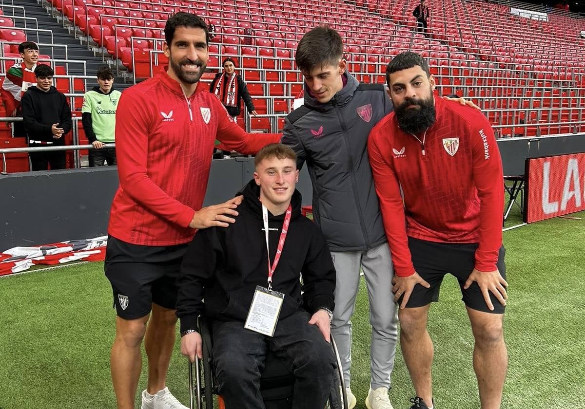 Julen Álvarez posa en el césped con Raúl García, Imanol y Villalibre.