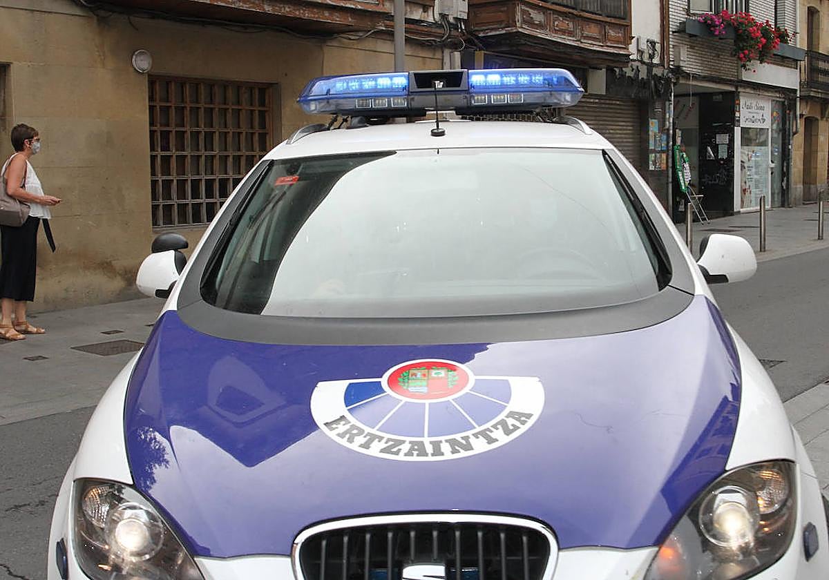 Un coche patrulla de la Ertzaintza en una actuación ajena a este accidente.