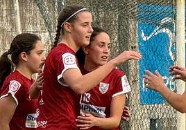 Naia celebrando con sus compañeras uno de sus goles este sábado en Oiartzun.