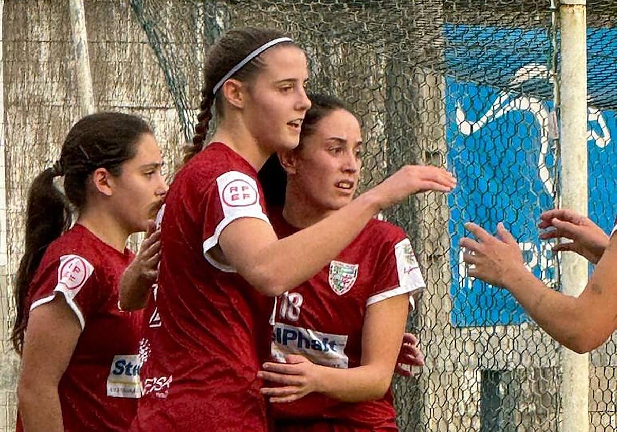 Naia celebrando con sus compañeras uno de sus goles este sábado en Oiartzun.