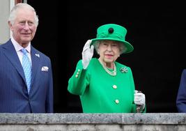 El Príncipe Carlos y la Reina Isabel II.