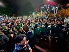 Centenares de personas escuchan cantar a una de las agrupaciones participantes en la plaza de la estación de Algorta.