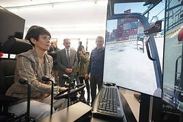 La ministra Elma Saiz, durante la visita al centro Ignacio Ellacuría.