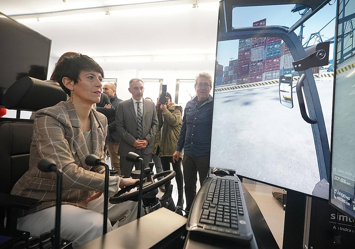 La ministra Elma Saiz, durante la visita al centro Ignacio Ellacuría.