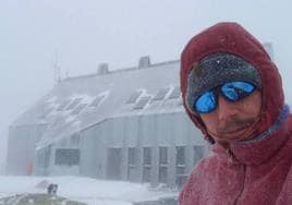 Mikel Lorente posa en el exterior del refugio de Llauset, con un paisaje invernal.
