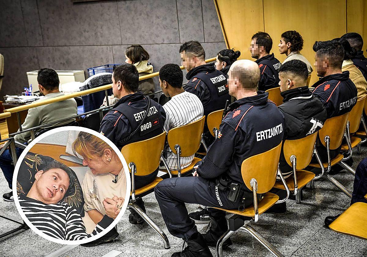 Los acusados sentados en el banquillo y custodiados por varios agentes durante el juicio que ha comenzado esta mañana en Bilbao.