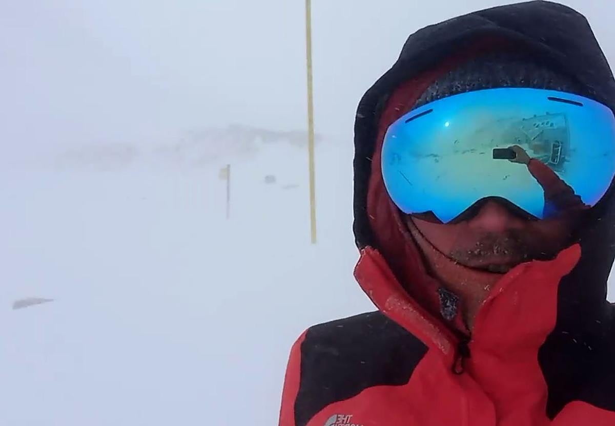 Mikel Lorente, el guarda bilbaíno que sobrevive al temporal solo en un refugio del Pirineo