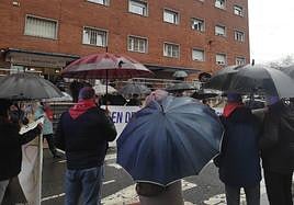 Decenas de personas exigen reforzar la atención primaria de Osakidetza ante el ambulatorio de Repélega, en Portugalete.