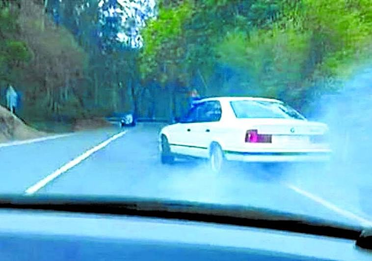 Imagen de una carrera de coches ilegal celebrada en el puerto de las Muñecas, entre Sopuerta y Castro, en 2019.