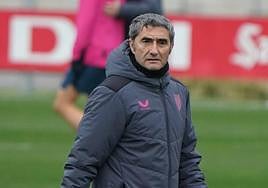 Ernesto Valverde, en un entrenamiento en Lezama.