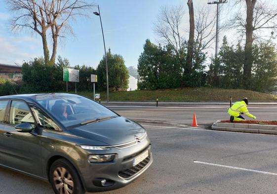 Un coche circula por el radar que el Ayuntamiento de Getxo instaló en noviembre de 2022.