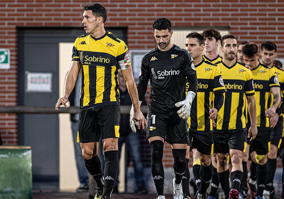 Los jugadores del Portugalete saltando al césped de Etxezuri el pasado domingo.