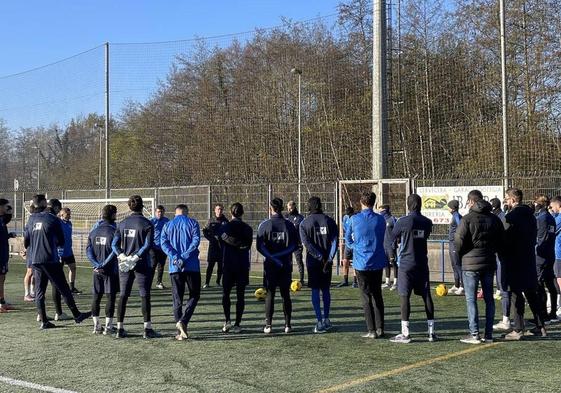 Jandro charla con sus jugadores antes de dar comienzo al entrenamiento.