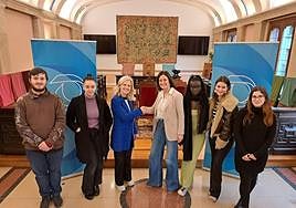 Los alumnos estuvieron presentes en la firma del acuerdo junto con la alcaldesa jeltzale Mireia Elkoroiribe y la directora del centro, Esther Elexgaray.