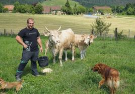 Los dos jóvenes posan con sus vacas en el caserío del barrio abadiñarra de Gaztelua.