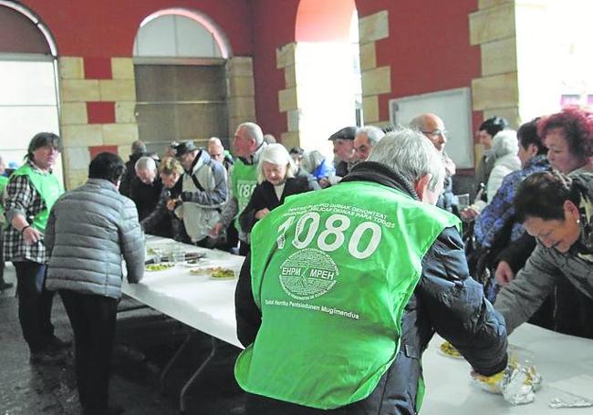 Los pensionistas cerraron la jornada de aniversario con un luch.