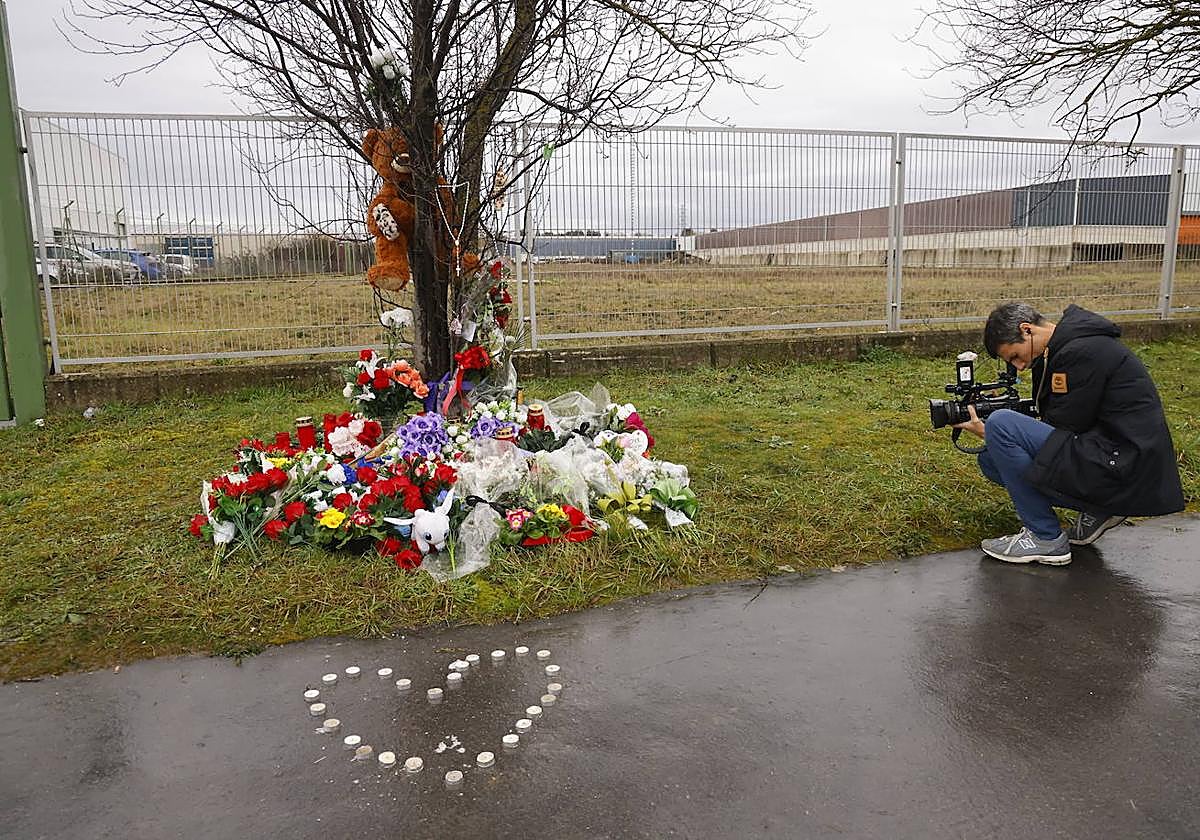 Un cámara capta imágenes del altar improvisado levantado en la calle Júndiz en memoria de Cristian e Izaro.