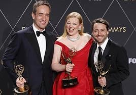 El actor británico Matthew Macfadyen, ganador del premio a Mejor Actor de Reparto en Serie Dramática, la actriz australiana Sarah Snook, ganadora del premio a Mejor Actriz en Serie Dramática y el actor estadounidense Kieran Culkin , ganador del premio al Mejor Actor en una Serie Dramática por 'Succession'.