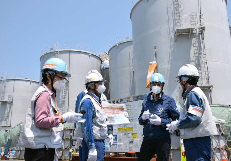 Responsables de la OIEA en una visita a la central de Fukushima.