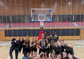 Las jugadoras del Ausarta celebran su decimotercera victoria en liga, con la que completaron una primera vuelta perfecta.