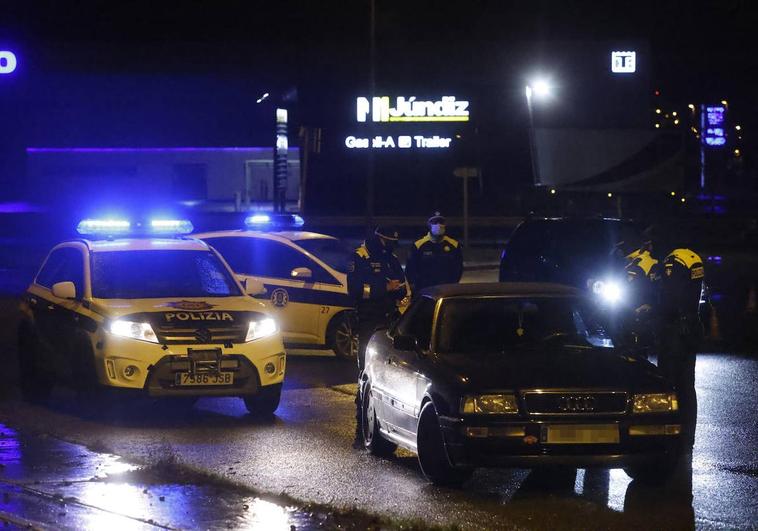 Control de la Policía Local en uno de los acceso al polígono industrial de Júndiz.