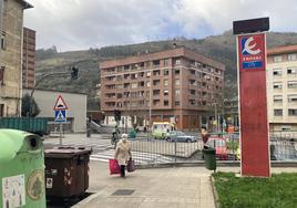 Una mujer mayor cargada con bolsas en el barrio de Abusu.