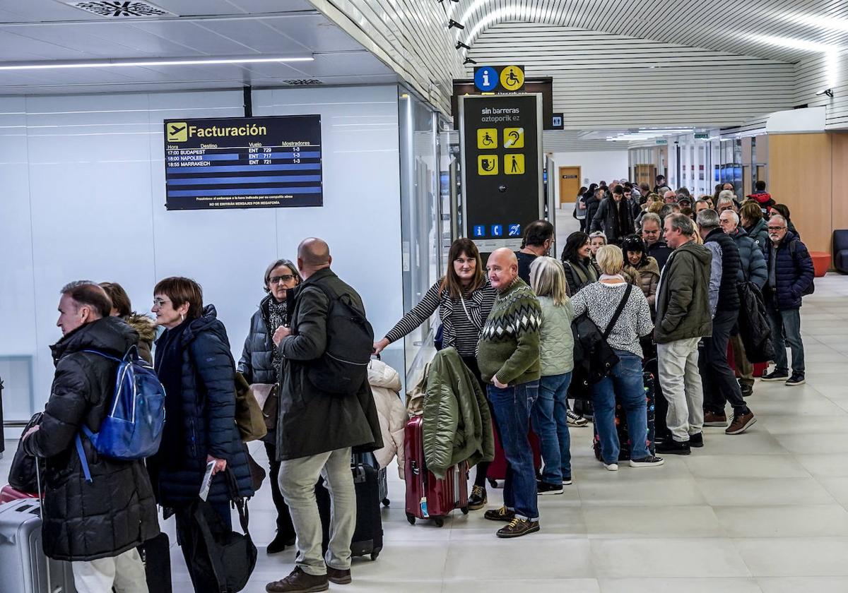 Pasajeros, ajenos a la información, aguardan la salida de su vuelo en la terminal de Foronda.