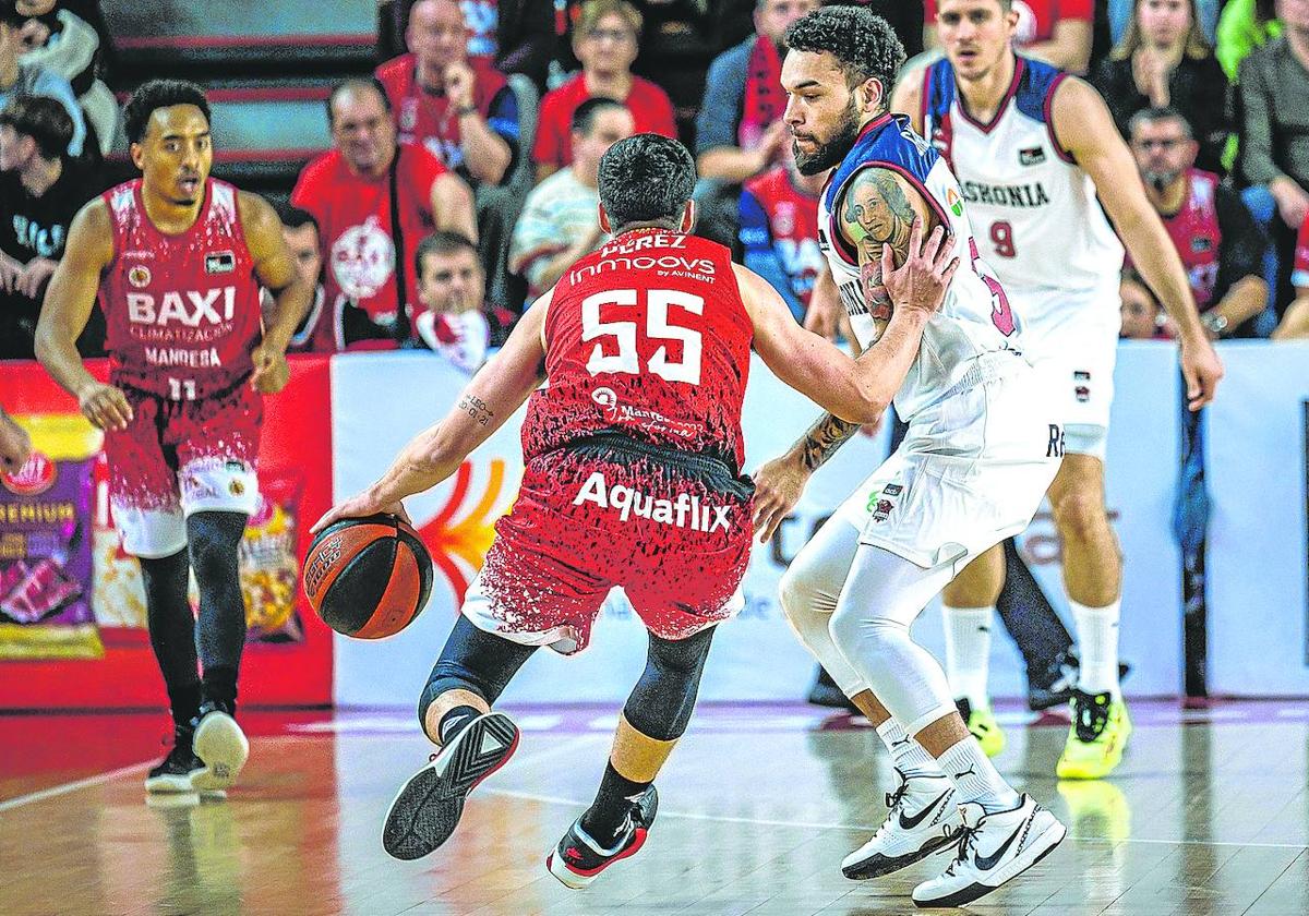 Chris Chiozza defiende al base Dani Pérez durante el partido del domingo en el que se lesionó.