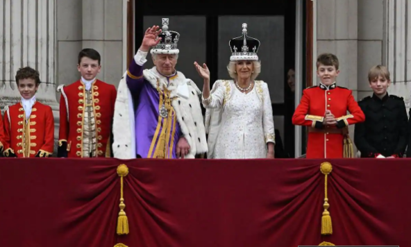 Carlos III en su coronación.