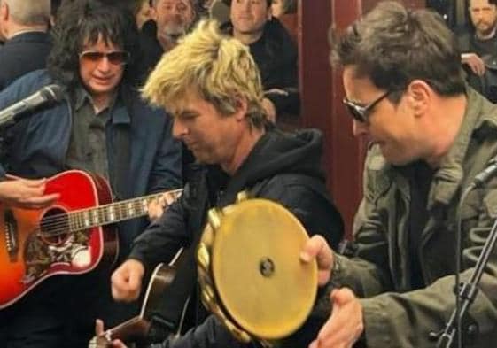 La banda 'Green Day', junto a Jimmy Fallon durante el concierto en el metro de Nueva York
