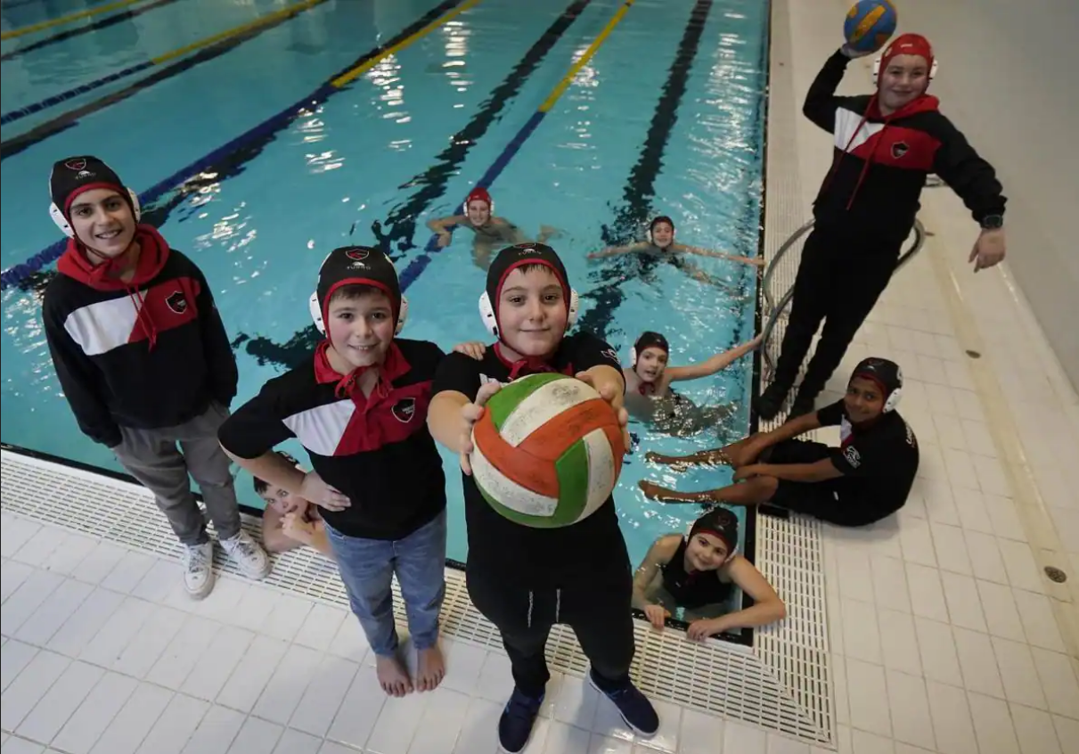 Ibai (en el centro de la foto con el balón) rodeado de sus amigos del equipo waterpolo, en el polideportivo Orbea de Eibar.