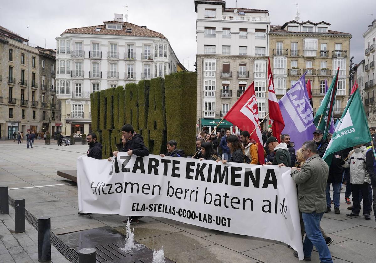 La manifestación ha arrancado desde la plaza de la Virgen Blanca.