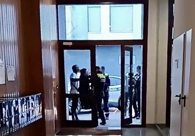 Agentes locales con uno de los sospechosos de intentar okupar un piso en Salburua.