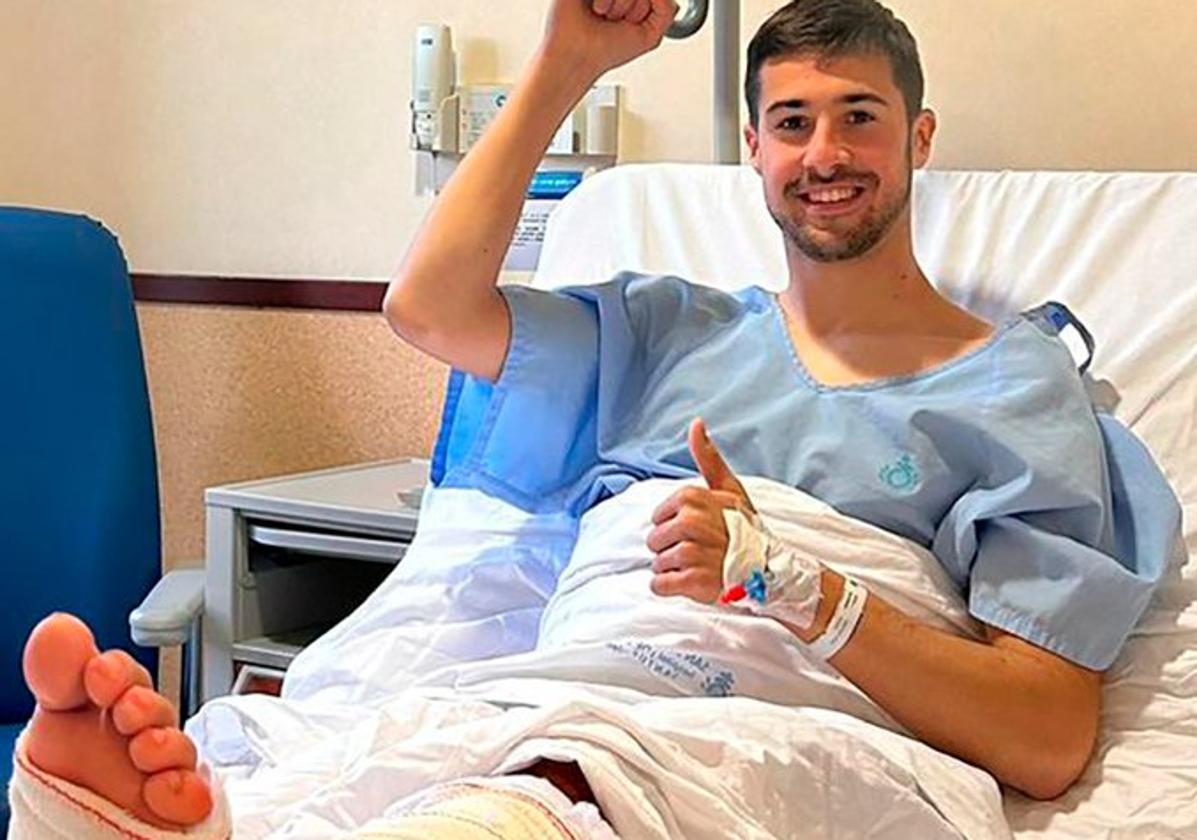 Imagen de Javi Martón sonriente tras ser operado.