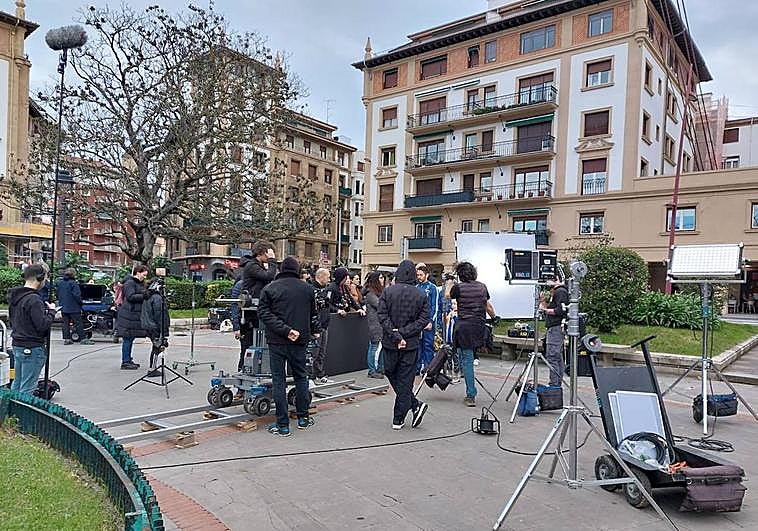 Paco León traslada su rodaje a los alrededores del Puente Colgante